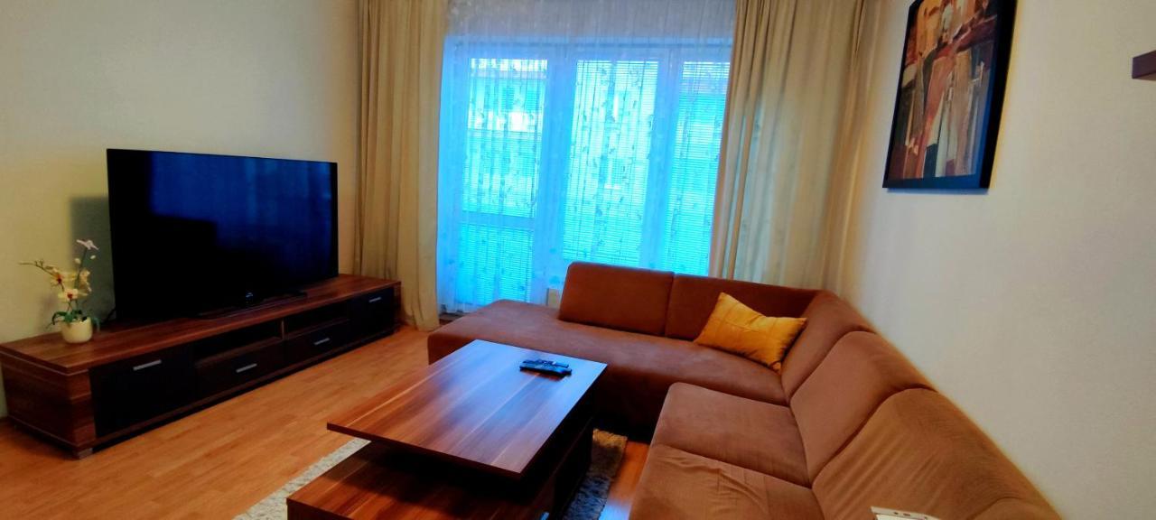 2 Izbovy Byt 60M2 V Centre Na Bakossovej, 24H Self Checkin Apartment Banska Bystrica Exterior photo